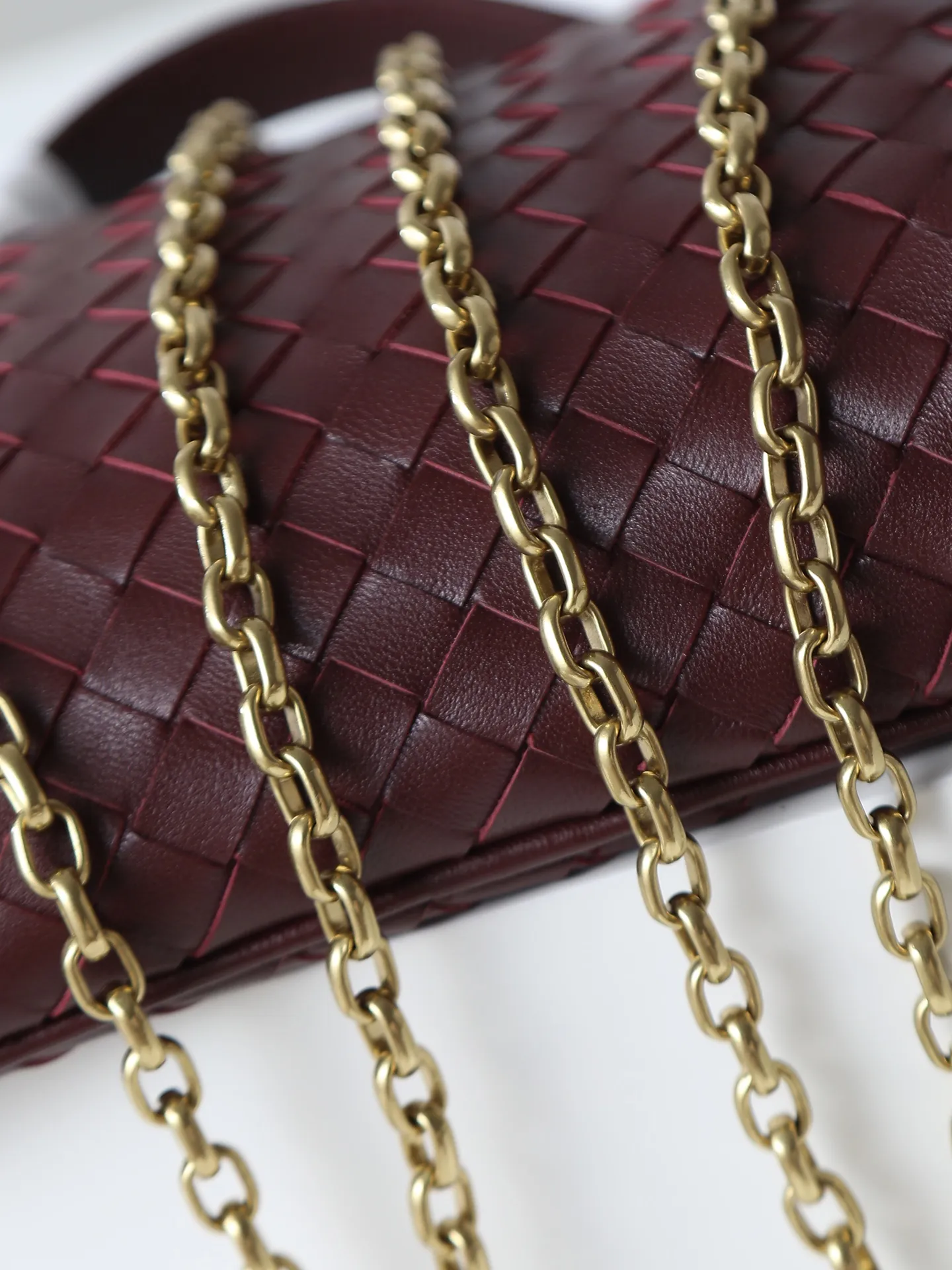 800. BOTTEGA VENETA2025 new women's small Soft Vanity bag adopts the classic Intrecciato weaving technique, inheriting the classics. The ring buckle design 😎 The light metal chain gives you a high-end sense of matching. The chain is removable, so you can wear it as a small bag ~ An elegant small bag that is perfect for participating in events. The overall body of the bag is as soft as marshmallow and can be easily kneaded, showing the strong toughness and high-end feel of the leather. The touch of sheepskin is so amazing. It is so healing when pinched! I have absolutely no resistance to small bags! ! ! Style number: 843800 Size: 19*14*3cm